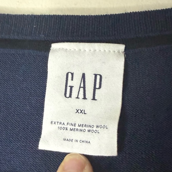 GAP 100% Extra Fine Merino Wool Valentine’s Day Heart Navy Crewneck Knit Sweater - Picture 3 of 5